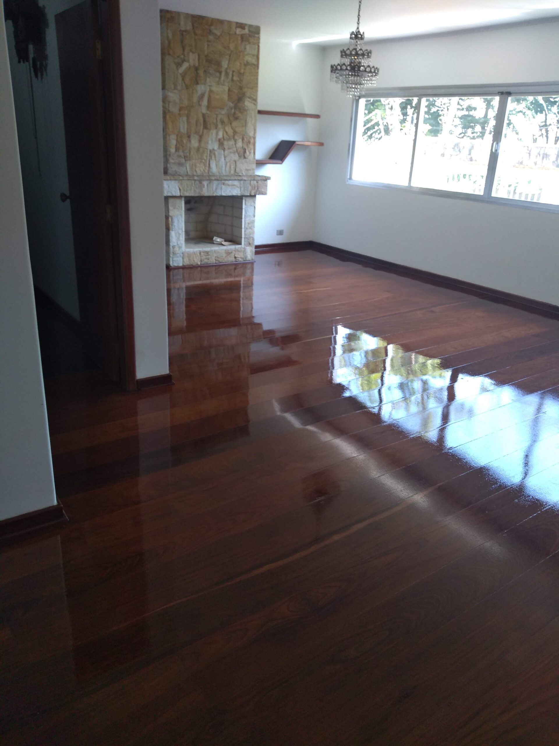 Aplicação De Resina Bona Em Piso De Madeira (11) 95781-7335  Carla orçamento grátis