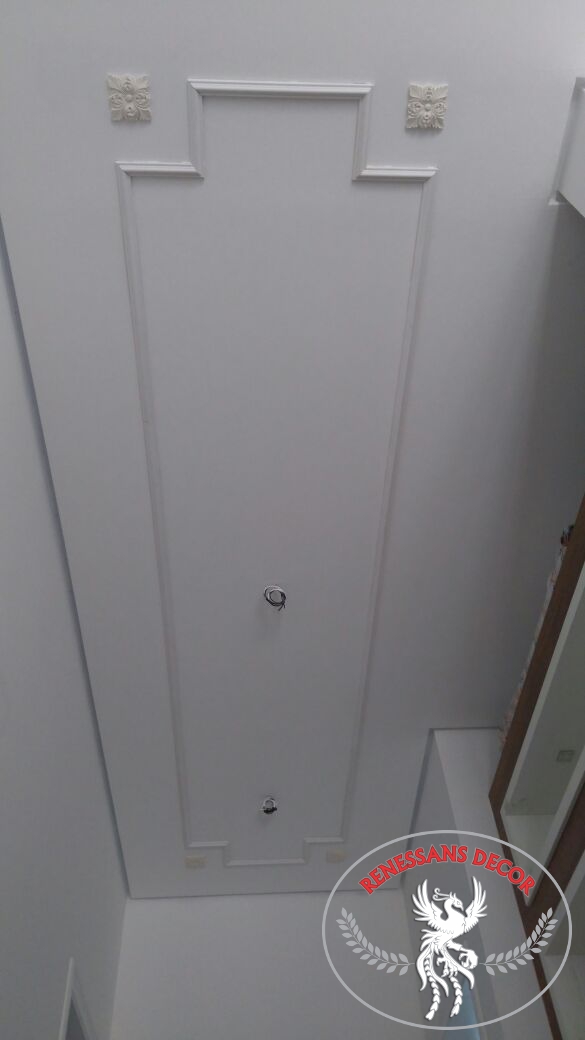 Lambri, revestimento em Boiserie na parede e  molduras decorativas