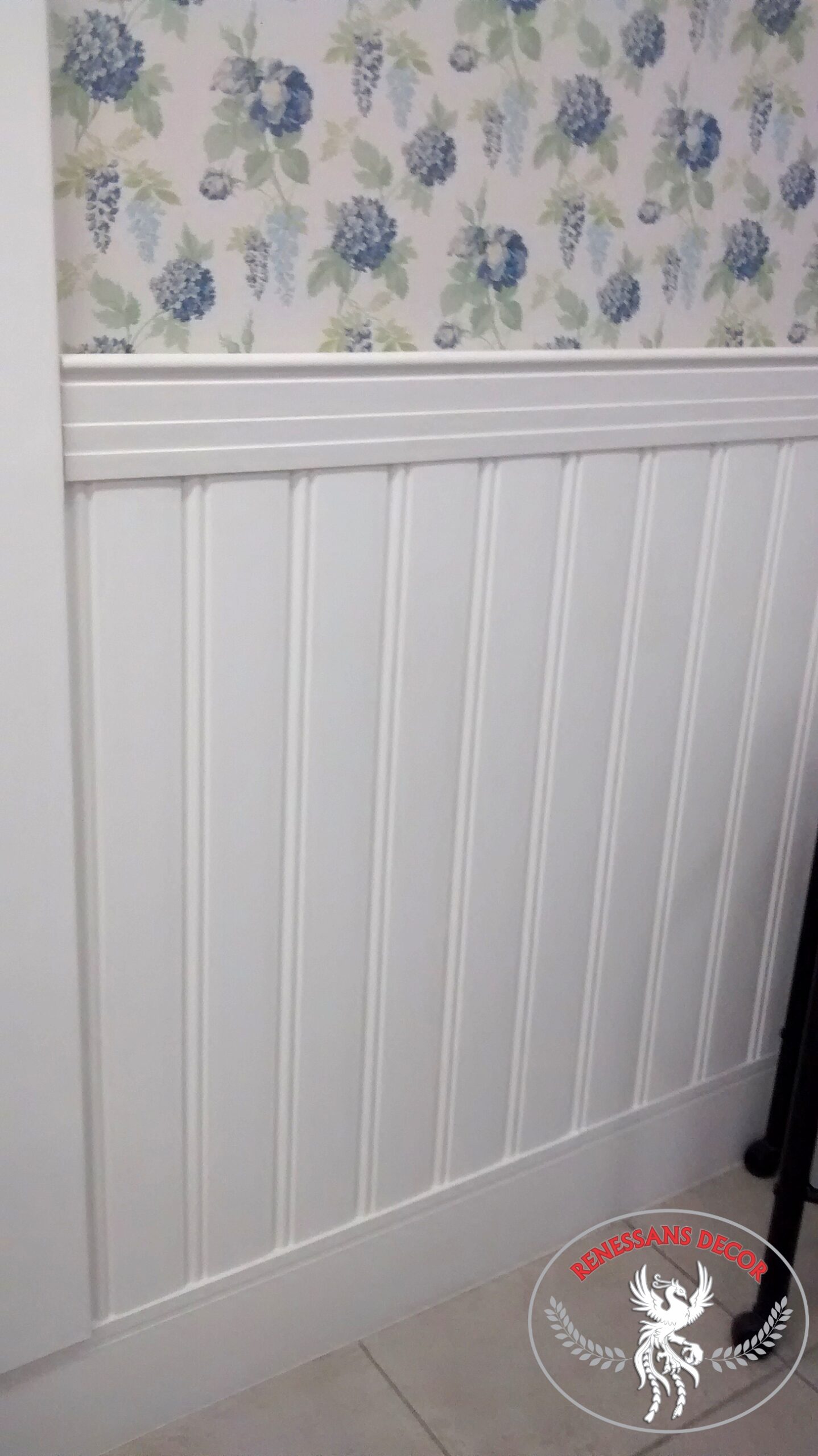 Lambri, revestimento em Boiserie na parede e  molduras decorativas