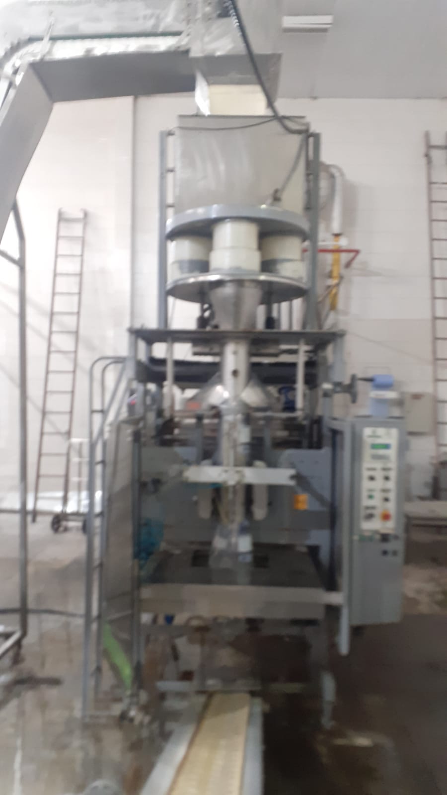 Empacotadora industrial  marca Indumak com esteira e compressor de ar